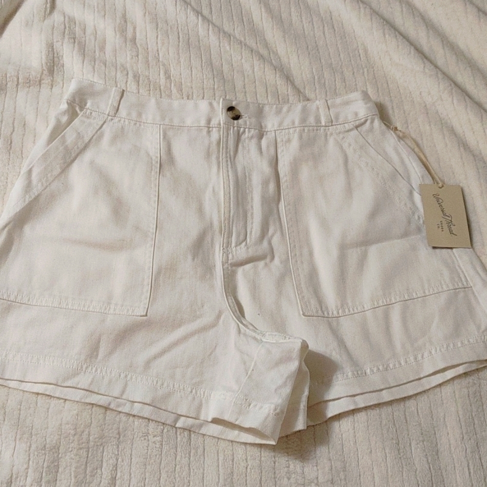 Universal tread four large large pockets white shorts size 8 NWT.